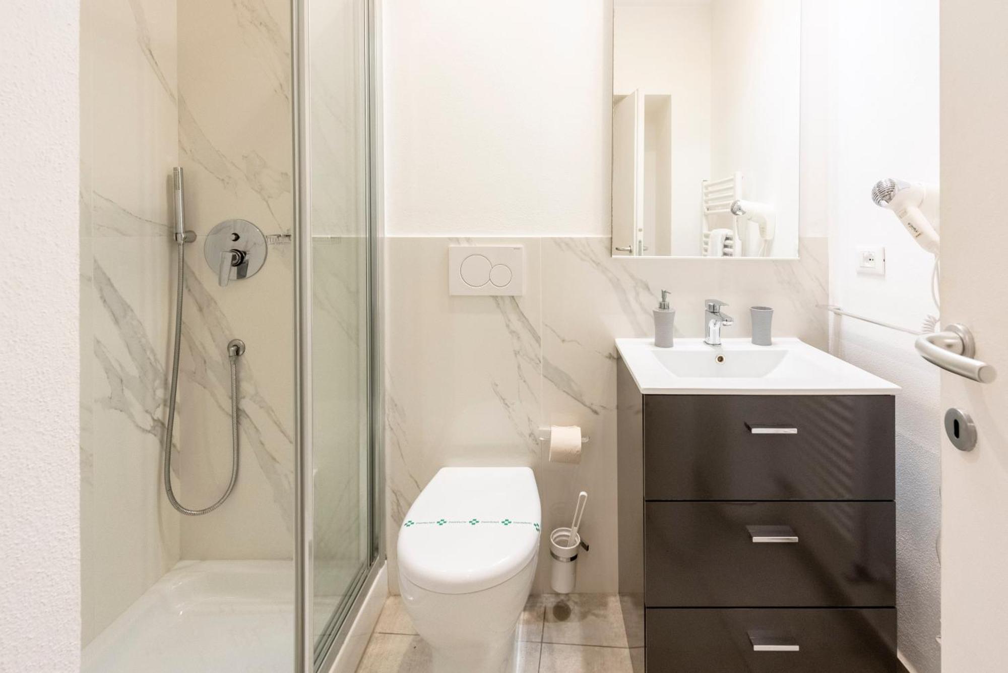 Alla Casa Rosa Al Mare, Central Seafront Stay With Free Private Garage, Air Conditionig, Wi-Fi, Ideal Choice For A Relaxing And Exciting Coastal Escape Rapallo Room photo